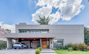 Casa en Venta 412m² · 5 ambientes 2 cocheras con Piscina en Barrio Palos Verdes Fisherton