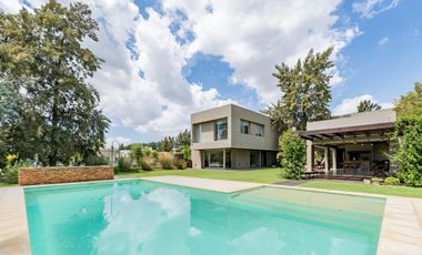 Casa en Venta 412m² · 5 ambientes 2 cocheras con Piscina en Barrio Palos Verdes Fisherton