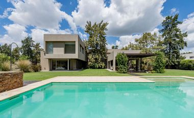 Casa en Venta 412m² · 5 ambientes 2 cocheras con Piscina en Barrio Palos Verdes Fisherton