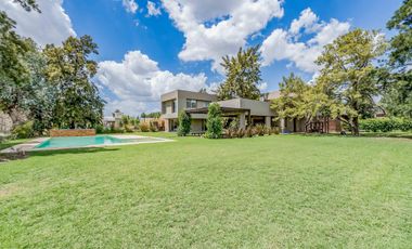 Casa en Venta 412m² · 5 ambientes 2 cocheras con Piscina en Barrio Palos Verdes Fisherton