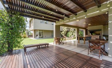 Casa en Venta 412m² · 5 ambientes 2 cocheras con Piscina en Barrio Palos Verdes Fisherton