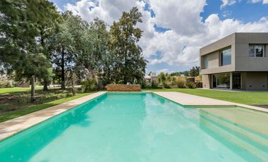 Casa en Venta 412m² · 5 ambientes 2 cocheras con Piscina en Barrio Palos Verdes Fisherton