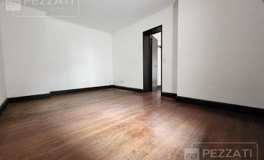 Oficina en  alquiler. Zona Güemes. Contrafrente. Primer piso por escalera. Luminosa