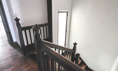 Oficina en  alquiler. Zona Güemes. Contrafrente. Primer piso por escalera. Luminosa
