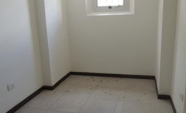 Oficina en  alquiler. Zona Güemes. Contrafrente. Primer piso por escalera. Luminosa