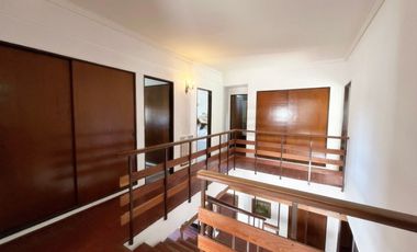 Venta Residencia 5 Ambientes Quincho Jardin Parrilla