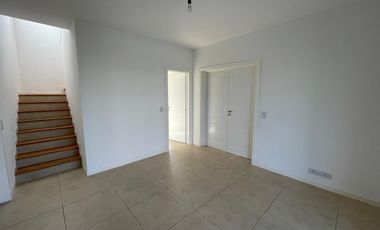 Casa en  alquiler 4 dormitorios lote interno