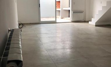 Duplex a estrenar de 3 amb. c/patio propio y espacio de cochera