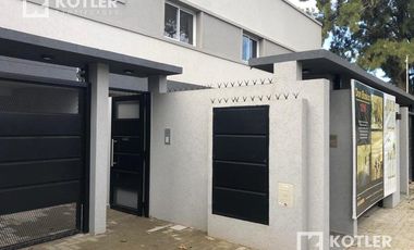 Duplex a estrenar de 3 amb. c/patio propio y espacio de cochera