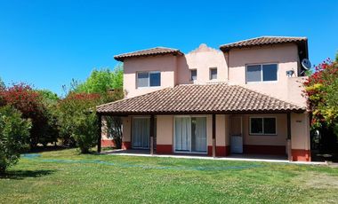 Casa en  Alquiler Anual con pileta en Santa Catalina Villanueva