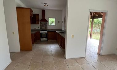 Casa en  Alquiler Anual con pileta en Santa Catalina Villanueva