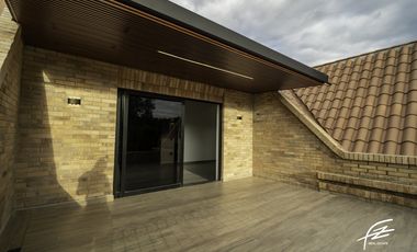 CASA CAMPESTRE EN VENTA EN LLANOGRANDE, ANTIOQUIA