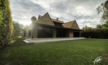 CASA CAMPESTRE EN VENTA EN LLANOGRANDE, ANTIOQUIA