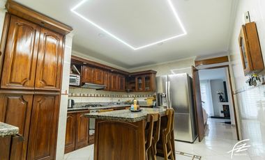 CASA EN VENTA EN LA COLA DEL ZORRO, MEDELLN