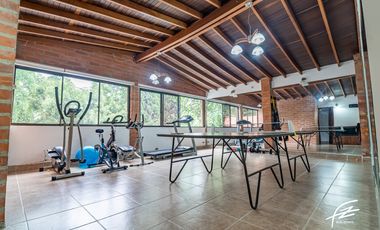 CASA EN VENTA EN LA COLA DEL ZORRO, MEDELLN