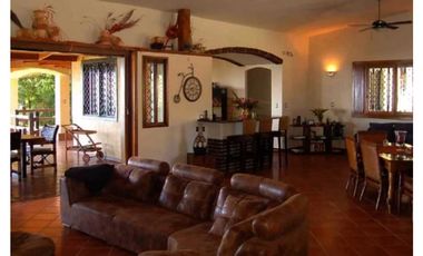 EN VENTA FABULOSA CASA EN CERRO AZUL CERCA HACIENDA COUNTRY CLUB