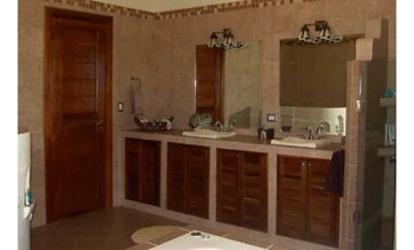 EN VENTA FABULOSA CASA EN CERRO AZUL CERCA HACIENDA COUNTRY CLUB