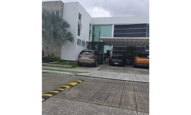 EN VENTA CASA MODERNA EN COSTA ESMERALDA 3 RECAMARAS