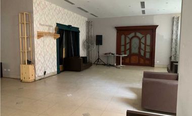 CASA EN OBARRIO PUEDE SER USO COMERCIAL