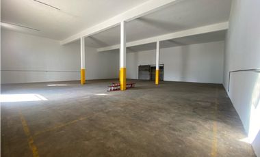 GALERA COMERCIAL / PEDREGAL / 483M2 / VIA PRINCIPAL / ANDENES DE CARGA