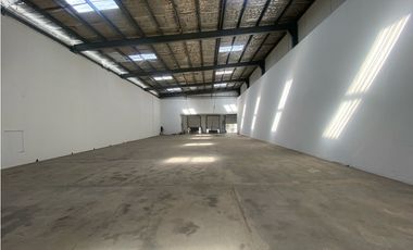 GALERA COMERCIAL / PEDREGAL / 620M2 / VIA PRINCIPAL / ANDENES DE CARGA
