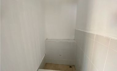 GALERA COMERCIAL / PEDREGAL / 620M2 / VIA PRINCIPAL / ANDENES DE CARGA