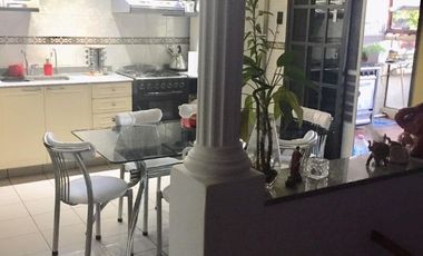 12 y 158- CASA + LOCAL EN BERISSO