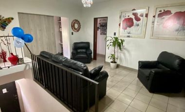 12 y 158- CASA + LOCAL EN BERISSO
