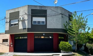12 y 158- CASA + LOCAL EN BERISSO