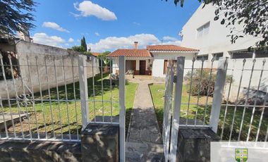 00036 Amplia casa para 10 personas sobre Av. Principal en Villa Cura Brochero