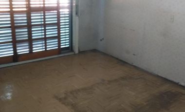 Casa en venta de 4 dormitorios c/ cochera en Villa Soldati