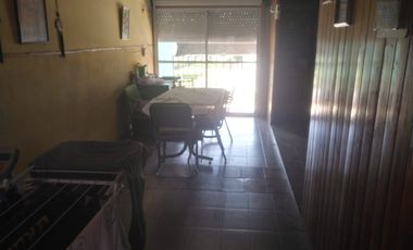 CASA CON 2 DEPTOS, LOCAL DE NEGOCIO Y GALPON AL FONDO EN VILLA SOLDATI