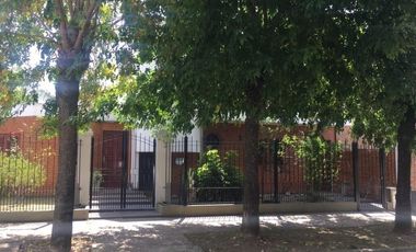 Venta Monte Grande Muy Buena Casa En Esquina De 2 Plantas Con 3 Dormitorios.