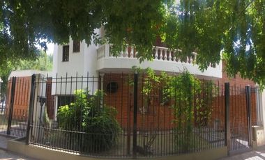 Venta Monte Grande Muy Buena Casa En Esquina De 2 Plantas Con 3 Dormitorios.