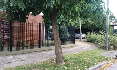 Venta Monte Grande Muy Buena Casa En Esquina De 2 Plantas Con 3 Dormitorios.