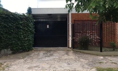 Venta Monte Grande Muy Buena Casa En Esquina De 2 Plantas Con 3 Dormitorios.
