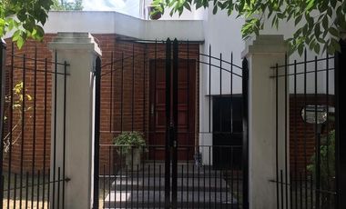 Venta Monte Grande Muy Buena Casa En Esquina De 2 Plantas Con 3 Dormitorios.