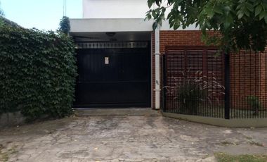 Venta Monte Grande Muy Buena Casa En Esquina De 2 Plantas Con 3 Dormitorios.