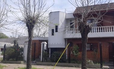 Venta Monte Grande Muy Buena Casa En Esquina De 2 Plantas Con 3 Dormitorios.