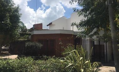 Venta Monte Grande Muy Buena Casa En Esquina De 2 Plantas Con 3 Dormitorios.