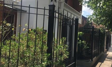 Venta Monte Grande Muy Buena Casa En Esquina De 2 Plantas Con 3 Dormitorios.