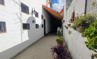 VENTA CASA 6 AMB EN MONTE GRANDE PARQUE COCHERAS