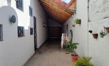 VENTA CASA 6 AMB EN MONTE GRANDE PARQUE COCHERAS
