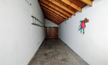 VENTA CASA 6 AMB EN MONTE GRANDE PARQUE COCHERAS
