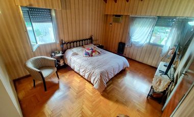 VENTA CASA 6 AMB EN MONTE GRANDE PARQUE COCHERAS