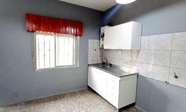 Venta Casa 4 ambientes con Local Florencio Varela