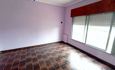 Venta Casa 4 ambientes con Local Florencio Varela