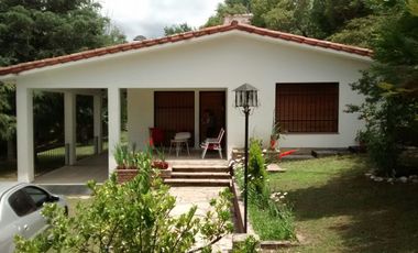 AT84. CASA A MTS DEL RIO CON PILETA, QUINCHO (8 PAX)