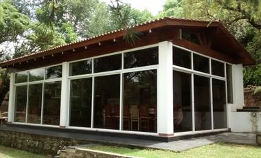 AT84. CASA A MTS DEL RIO CON PILETA, QUINCHO (8 PAX)
