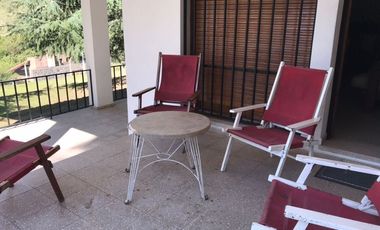 AT84. CASA A MTS DEL RIO CON PILETA, QUINCHO (8 PAX)